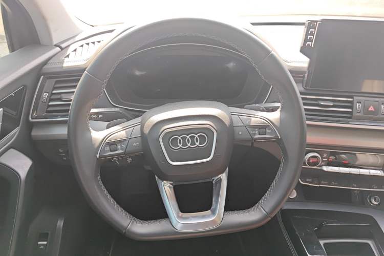 Used Audi Q5L 2025 40 TFSI Fashionable and Dynamic Edition Steering Wheel