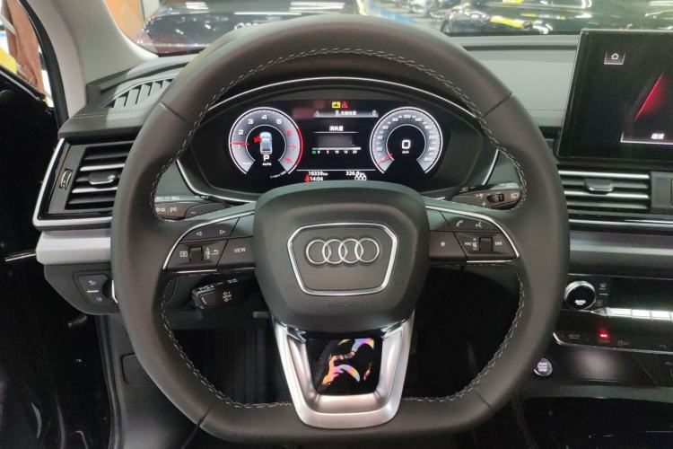 Used Audi Q5L 2025 quattro 45th Anniversary Edition 40 TFSI Sporty and Dynamic Model Steering Wheel