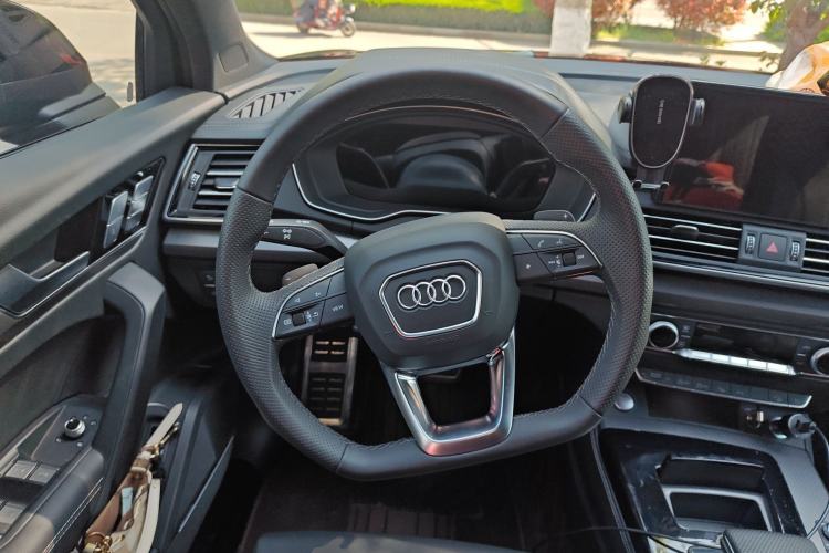 Used Audi Q5L 2025 quattro 45th Anniversary Edition 45 TFSI Luxury Dynamic Model Steering Wheel