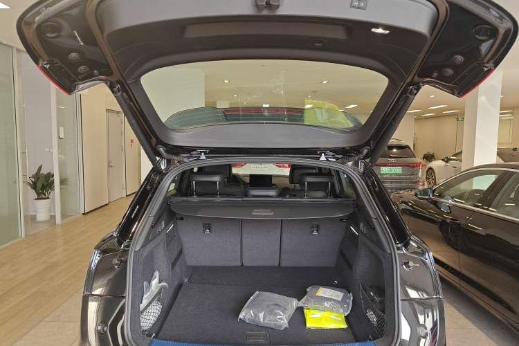 Used Audi Q5L 2025 quattro 45th Anniversary Edition 45 TFSI Luxury Dynamic Model Trunk