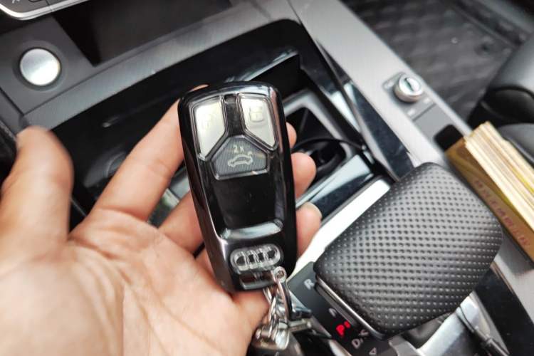 Used Audi Q5L 2025 40 TFSI Fashionable and Dynamic Edition Vehicle Key