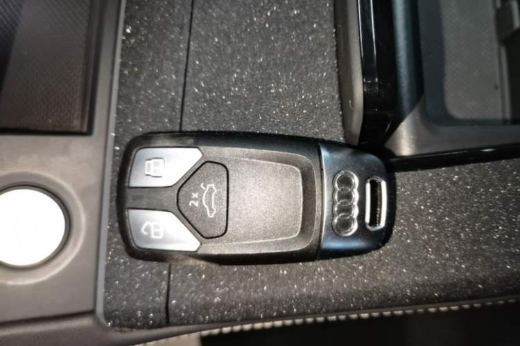 Used Audi Q5L 2025 quattro 45th Anniversary Edition 40 TFSI Sporty and Dynamic Model Vehicle Key