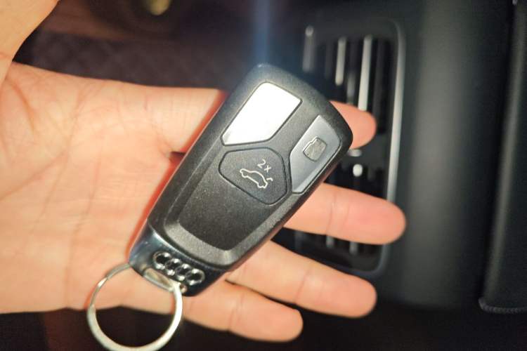 Used Audi Q5L 2025 40 TFSI Fashionable and Dynamic Edition Vehicle Key