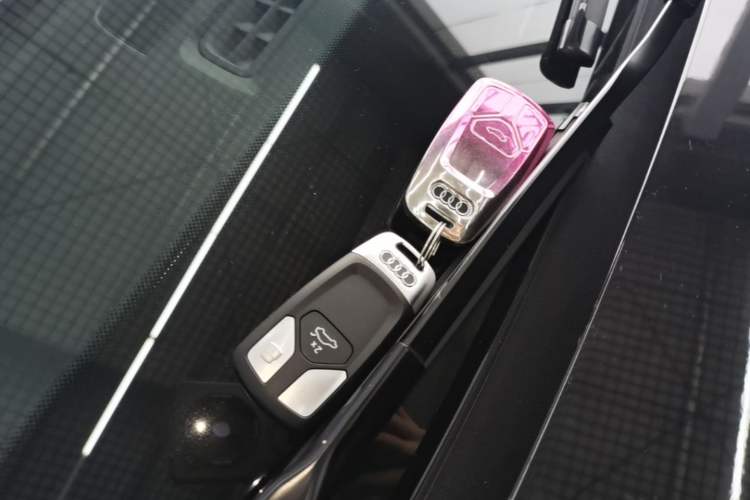 Used Audi Q5L 2025 quattro 45th Anniversary Edition 40 TFSI Sporty and Dynamic Model Vehicle Key