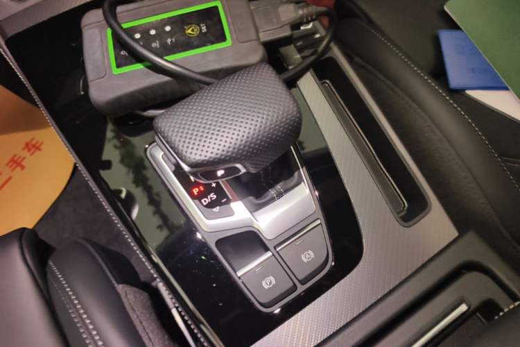 Used Audi Q5L 2025 quattro 45th Anniversary Edition 40 TFSI Luxury Dynamic Model Gear Lever