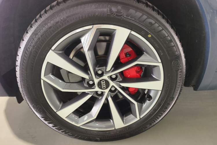 Used Audi Q5L 2025 quattro 45th Anniversary Edition 40 TFSI Luxury Dynamic Model Left Front Wheel Hub