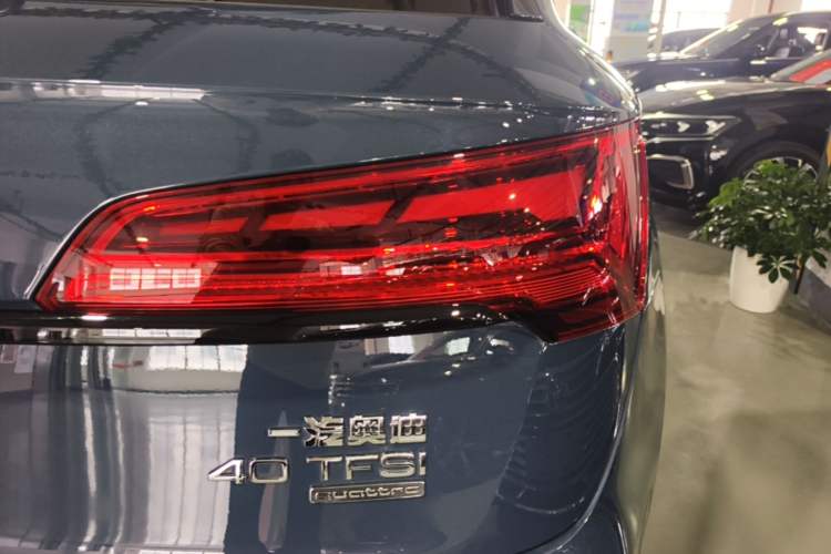 Used Audi Q5L 2025 quattro 45th Anniversary Edition 40 TFSI Luxury Dynamic Model Right Rear Taillight