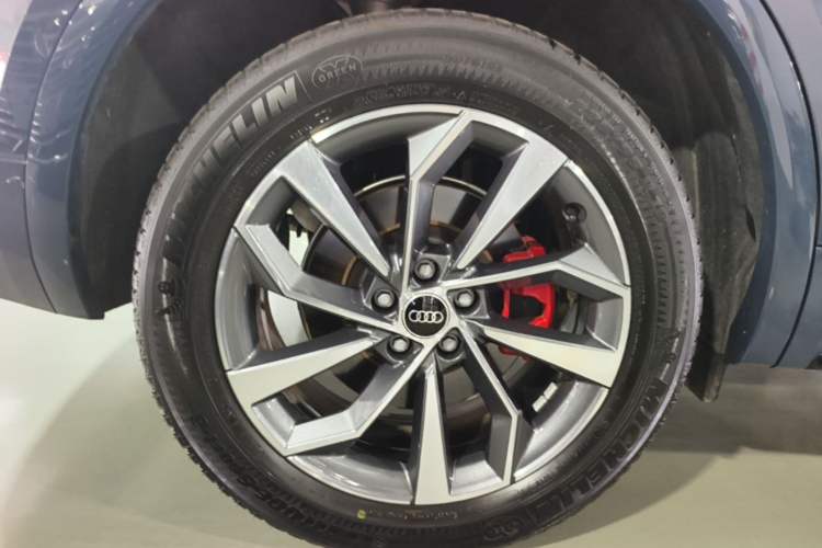 Used Audi Q5L 2025 quattro 45th Anniversary Edition 40 TFSI Luxury Dynamic Model Right Rear Wheel Hub