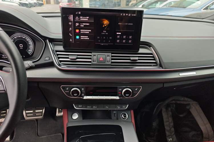 Used Audi Q5L 2025 40 TFSI Luxury Dynamic Edition Audio And AC Panel