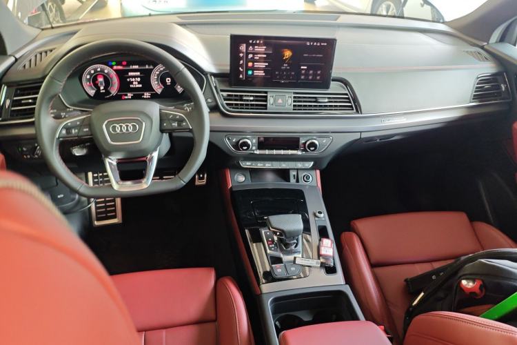 Used Audi Q5L 2025 quattro 45th Anniversary Edition 40 TFSI Luxury Dynamic Model Center Console