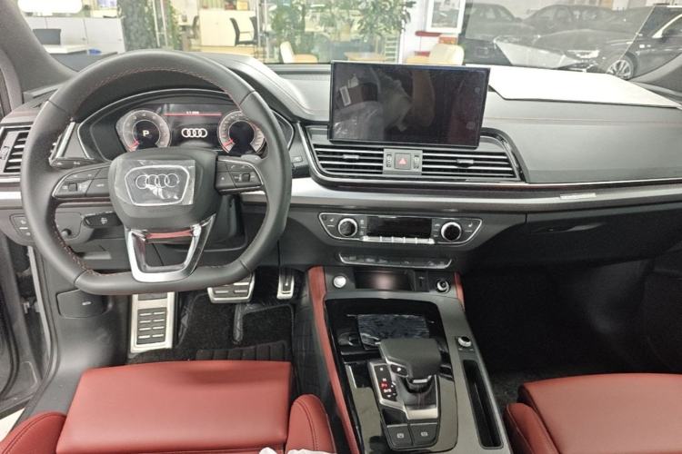 Used Audi Q5L 2025 quattro 45th Anniversary Edition 40 TFSI Luxury Dynamic Model Center Console