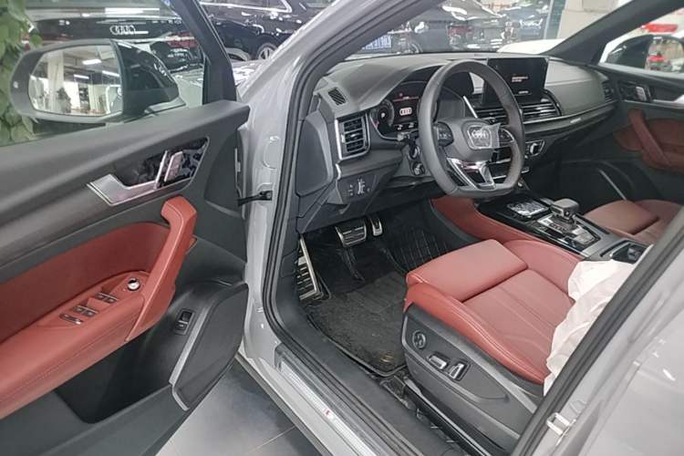 Used Audi Q5L 2025 quattro 45th Anniversary Edition 40 TFSI Luxury Dynamic Model Driver Seat