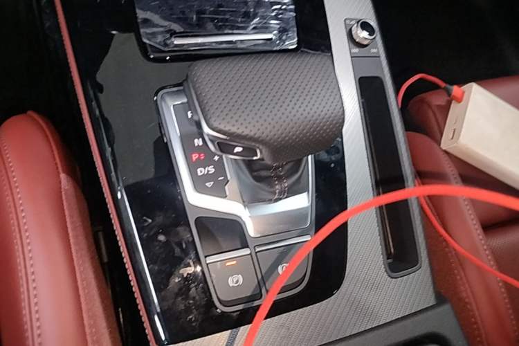 Used Audi Q5L 2025 quattro 45th Anniversary Edition 40 TFSI Luxury Dynamic Model Gear Lever