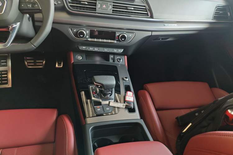 Used Audi Q5L 2025 quattro 45th Anniversary Edition 40 TFSI Luxury Dynamic Model Gear Lever
