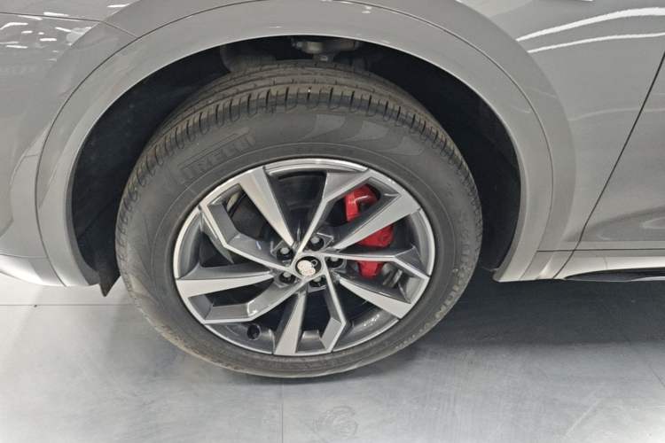 Used Audi Q5L 2025 quattro 45th Anniversary Edition 40 TFSI Luxury Dynamic Model Left Front Wheel Hub