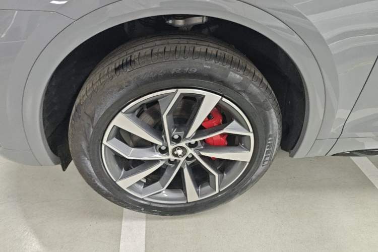 Used Audi Q5L 2025 quattro 45th Anniversary Edition 40 TFSI Luxury Dynamic Model Left Front Wheel Hub