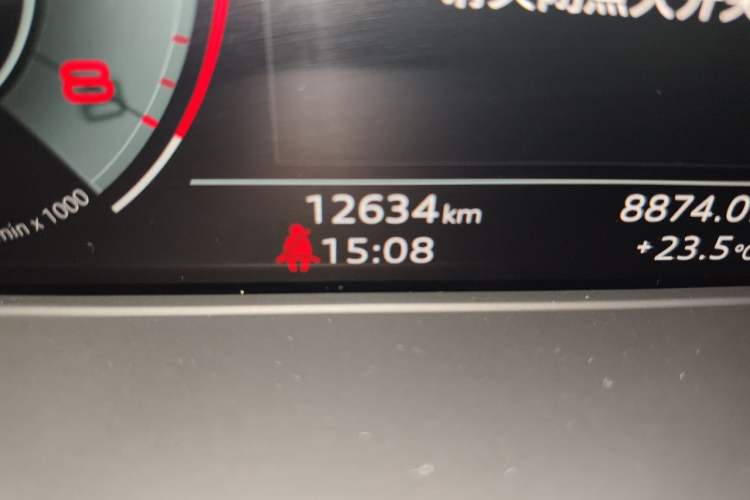 Used Audi Q5L 2025 40 TFSI Luxury Dynamic Edition Odometer Close Up