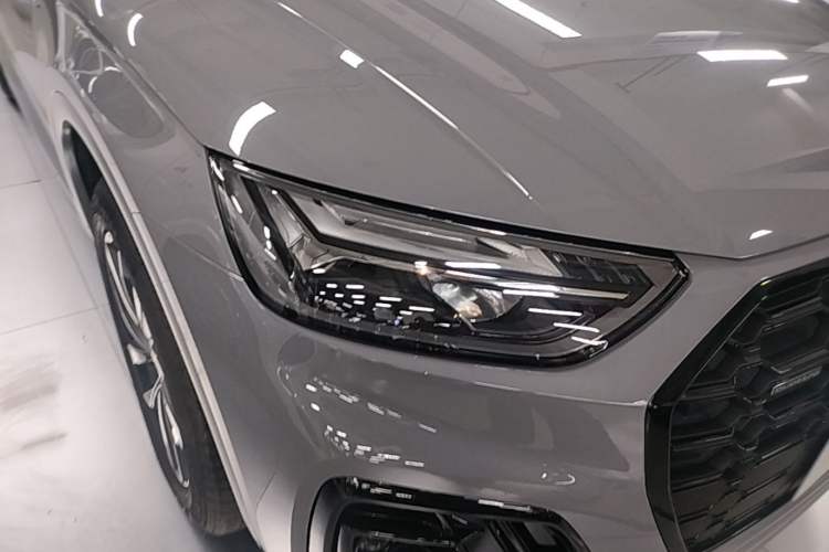 Used Audi Q5L 2025 quattro 45th Anniversary Edition 40 TFSI Luxury Dynamic Model Right Front Headlight