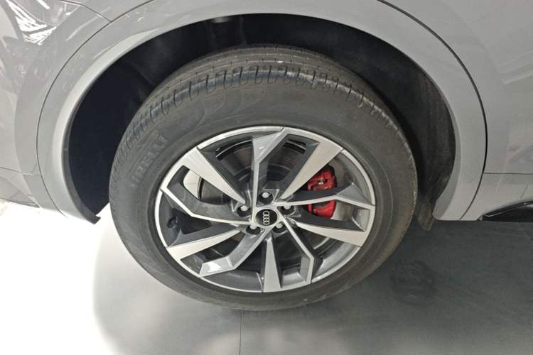 Used Audi Q5L 2025 quattro 45th Anniversary Edition 40 TFSI Luxury Dynamic Model Right Rear Wheel Hub