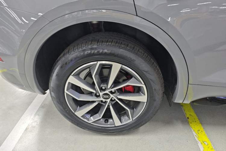 Used Audi Q5L 2025 quattro 45th Anniversary Edition 40 TFSI Luxury Dynamic Model Right Rear Wheel Hub