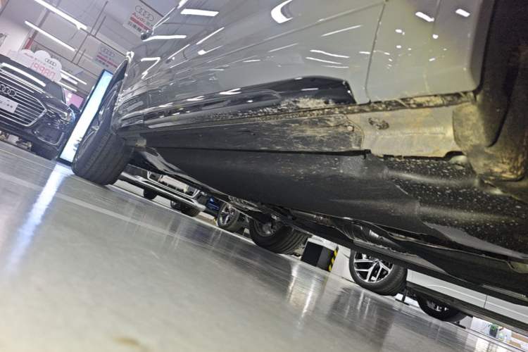 Used Audi Q5L 2025 quattro 45th Anniversary Edition 40 TFSI Luxury Dynamic Model Right Side Sill