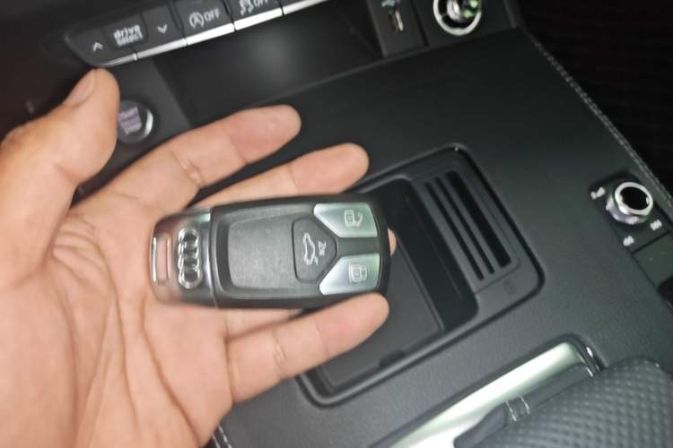 Used Audi Q5L 2025 40 TFSI Luxury Dynamic Edition Vehicle Key