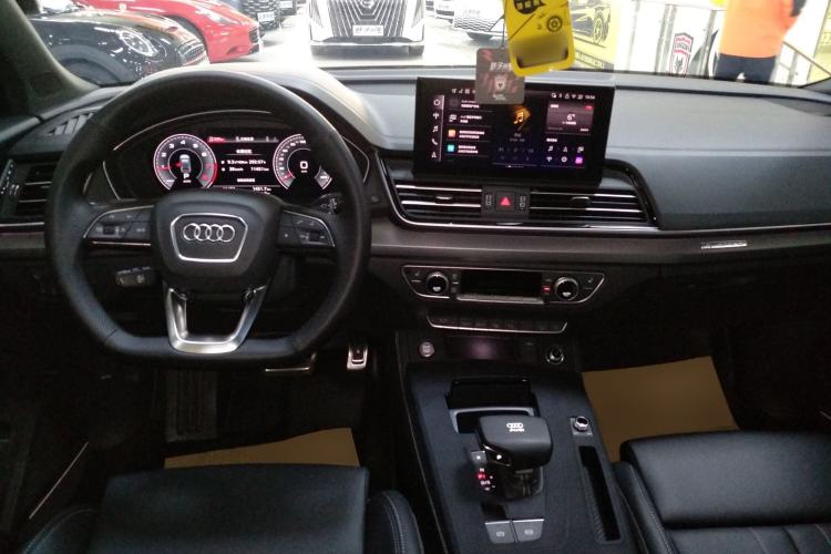 Used Audi Q5L 2025 quattro 45th Anniversary Edition 45 TFSI Luxury Dynamic Model Center Console