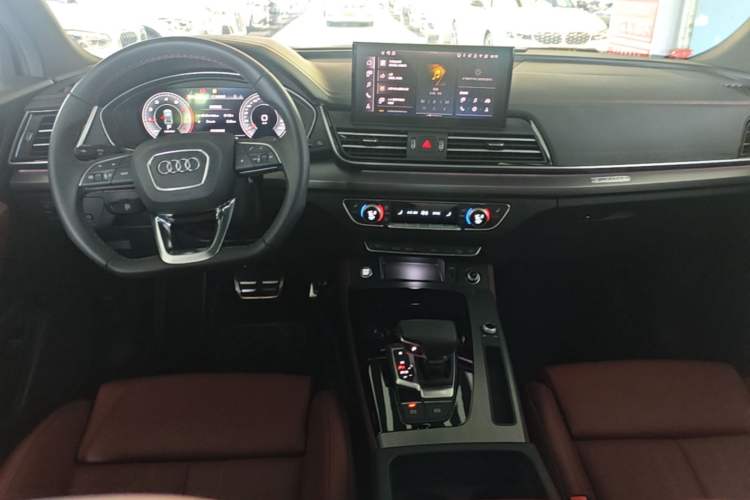 Used Audi Q5L 2025 quattro 45th Anniversary Edition 40 TFSI Luxury Dynamic Model Center Console