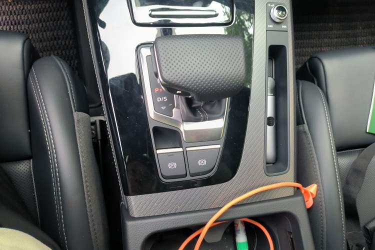 Used Audi Q5L 2025 quattro 45th Anniversary Edition 45 TFSI Luxury Dynamic Model Gear Lever