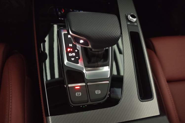 Used Audi Q5L 2025 quattro 45th Anniversary Edition 40 TFSI Luxury Dynamic Model Gear Lever