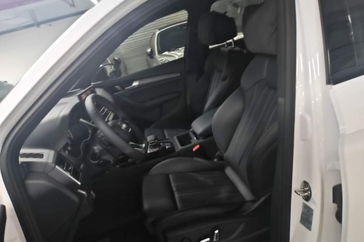 Used Audi Q5L 2025 40 TFSI Luxury Dynamic Edition Left Front Seat