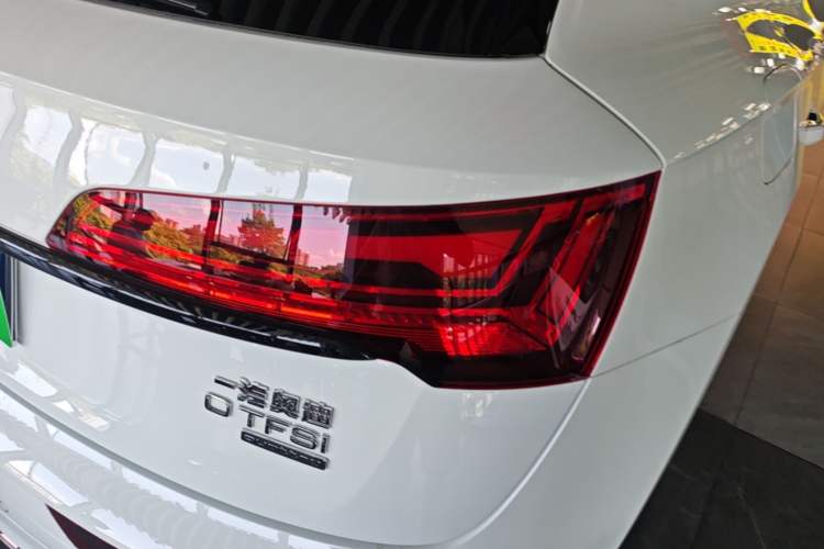 Used Audi Q5L 2025 quattro 45th Anniversary Edition 40 TFSI Luxury Dynamic Model Right Rear Taillight