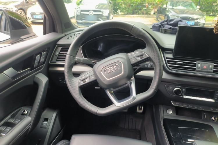 Used Audi Q5L 2025 quattro 45th Anniversary Edition 45 TFSI Luxury Dynamic Model Steering Wheel