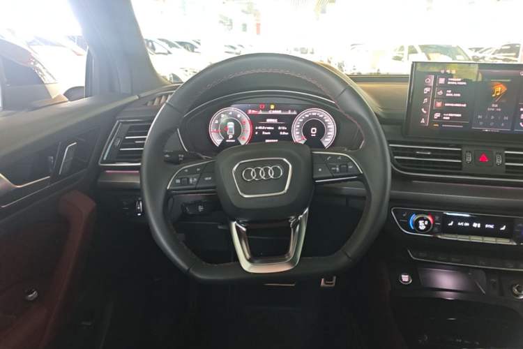 Used Audi Q5L 2025 quattro 45th Anniversary Edition 40 TFSI Luxury Dynamic Model Steering Wheel