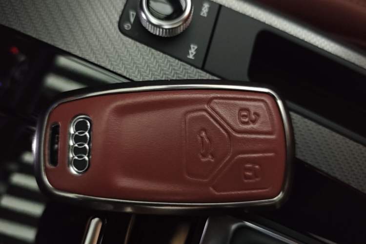 Used Audi Q5L 2025 quattro 45th Anniversary Edition 40 TFSI Luxury Dynamic Model Vehicle Key