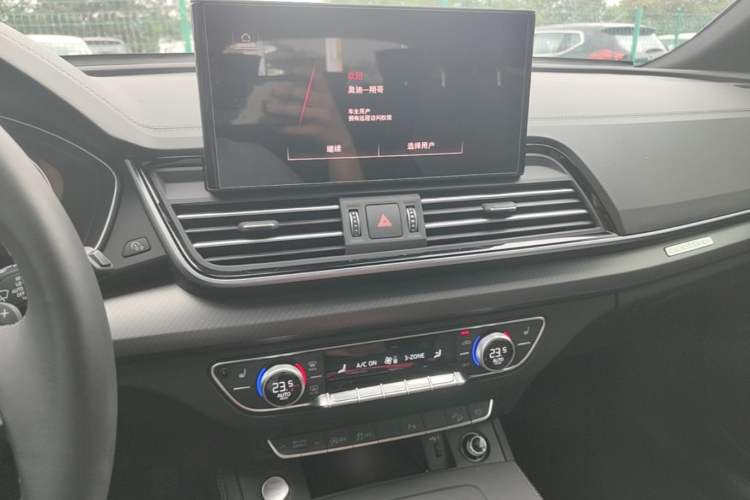 Used Audi Q5L 2025 Facelift 45th Anniversary Collector's Edition 40 TFSI Luxury Dynamic Version Audio And AC Panel