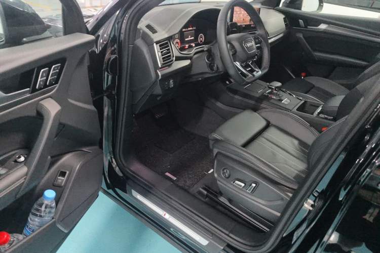 Used Audi Q5L 2025 Facelift 45th Anniversary Collector's Edition 40 TFSI Luxury Dynamic Version Driver Seat