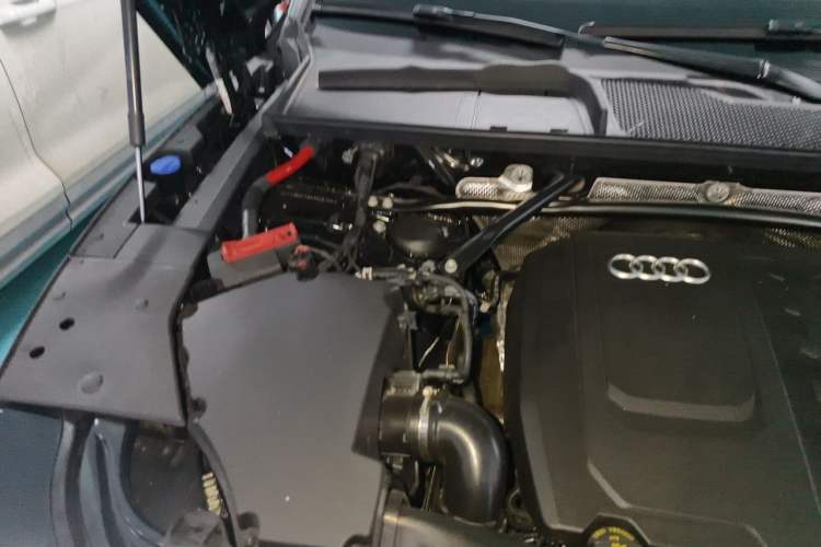 Used Audi Q5L 2025 Facelift 45th Anniversary Collector's Edition 40 TFSI Luxury Dynamic Version Engine Bay Right