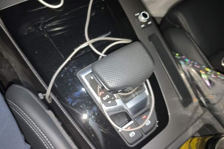 Used Audi Q5L 2025 Facelift 45th Anniversary Collector's Edition 45 TFSI Luxury Dynamic Version Gear Lever