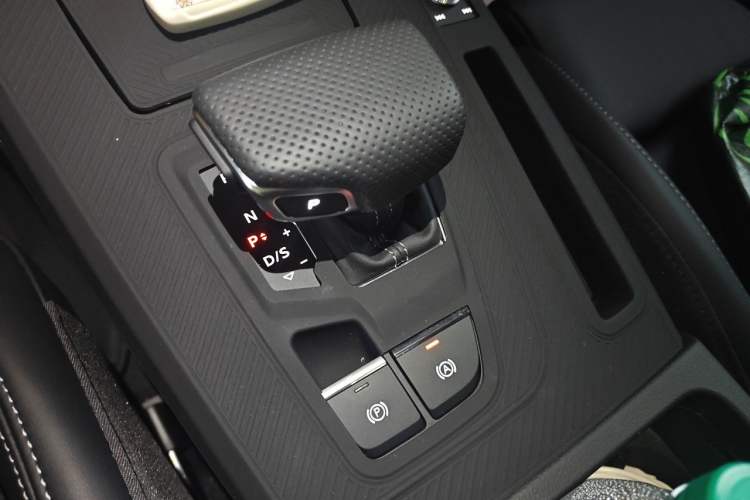 Used Audi Q5L 2025 Facelift 45th Anniversary Collector's Edition 40 TFSI Luxury Dynamic Version Gear Lever