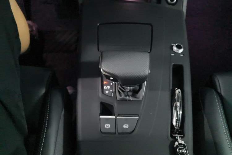 Used Audi Q5L 2025 Facelift 45th Anniversary Collector's Edition 40 TFSI Luxury Dynamic Version Gear Lever