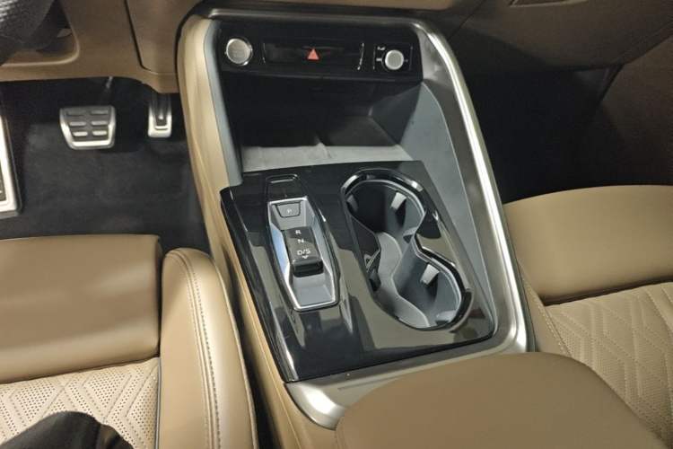 Used Audi Q5L 2026 Model Range: Exclusive Edition for 10 Million Users Gear Lever