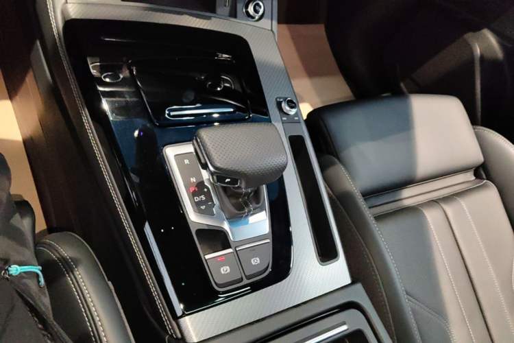 Used Audi Q5L 2025 Facelift 45th Anniversary Collector's Edition 40 TFSI Luxury Dynamic Version Gear Lever