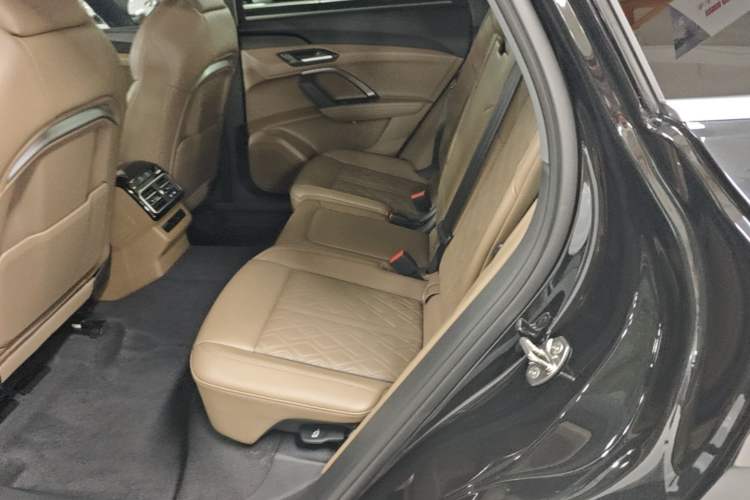 Used Audi Q5L 2026 Model Range: Exclusive Edition for 10 Million Users Left Rear Seat