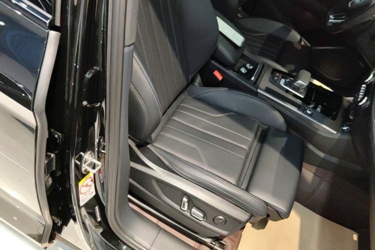 Used Audi Q5L 2025 Facelift 45th Anniversary Collector's Edition 40 TFSI Luxury Dynamic Version Right Front Seat