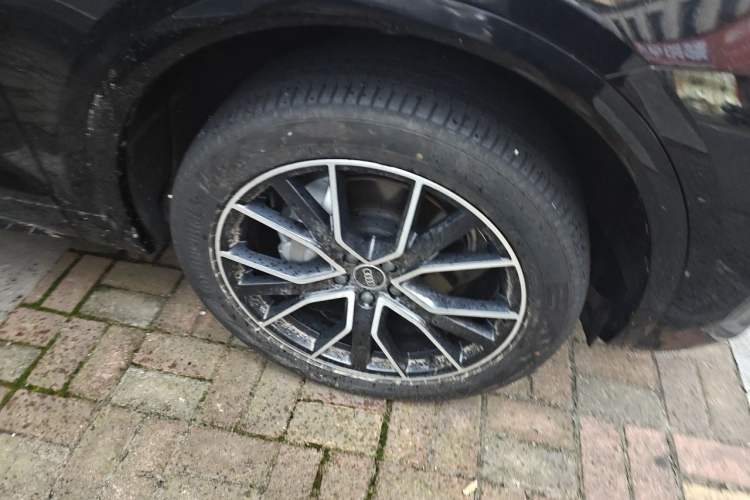 Used Audi Q5L 2025 Facelift 45th Anniversary Collector's Edition 40 TFSI Luxury Dynamic Version Right Front Wheel Hub