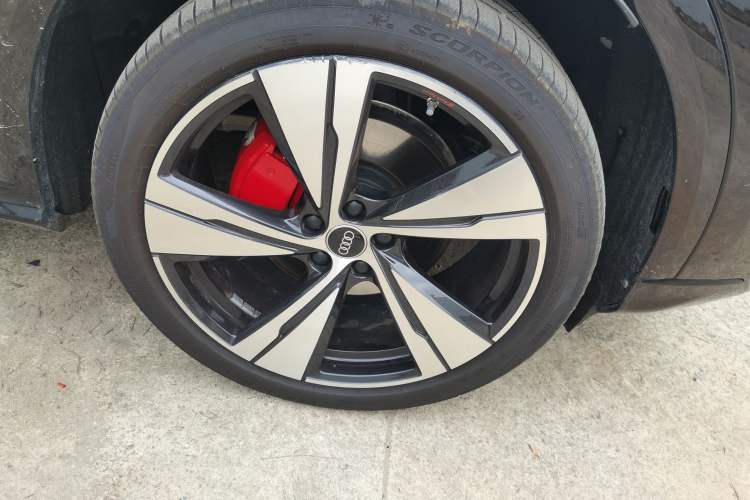 Used Audi Q5L 2026 Model Range: Intelligent Hybrid Premium Edition Right Front Wheel Hub