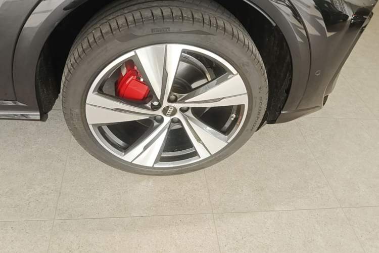 Used Audi Q5L 2026 Model Range: Intelligent Hybrid Premium Edition Right Front Wheel Hub