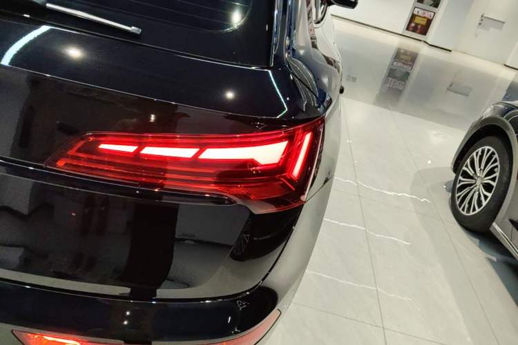 Used Audi Q5L 2025 Facelift 45th Anniversary Collector's Edition 40 TFSI Luxury Dynamic Version Right Rear Taillight