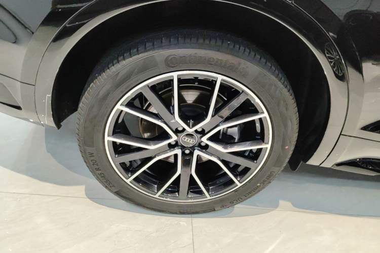 Used Audi Q5L 2025 Facelift 45th Anniversary Collector's Edition 40 TFSI Luxury Dynamic Version Right Rear Wheel Hub